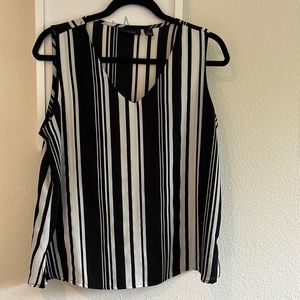 Halogen black and white blouse, perfect to wear with jeans or skirt